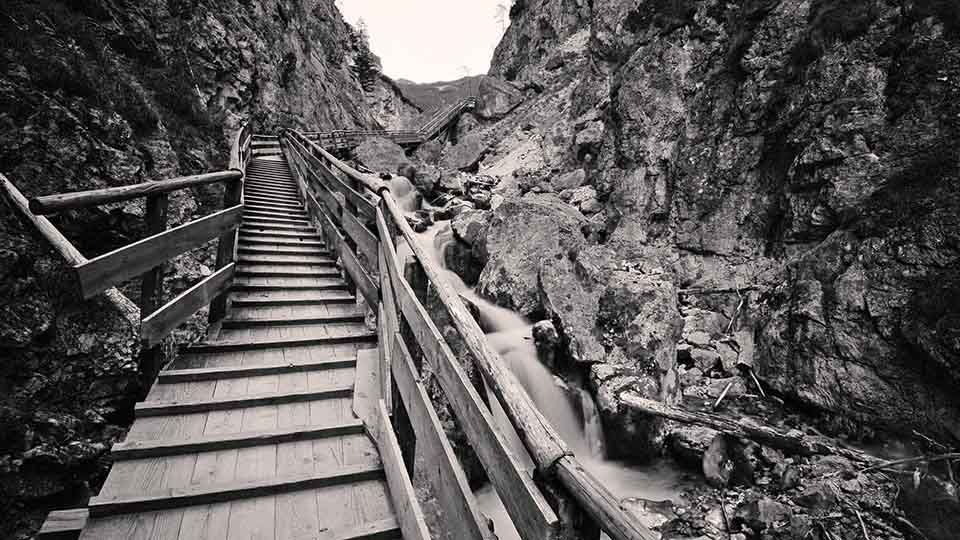 Passerelle-bois-montagne